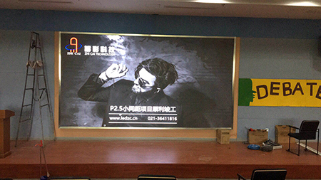 江蘇無錫協(xié)和學校P2.5室內高清LED顯示屏由上海智彩科技設計、安裝
