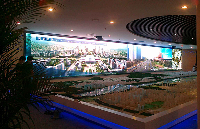 江蘇鹽城汽車(chē)商貿(mào)城展館P5室內(nèi)全彩LED顯示屏由上海智彩科技設(shè)計(jì)、安裝